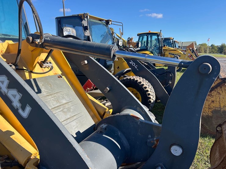 2011-deere-244j-image-12