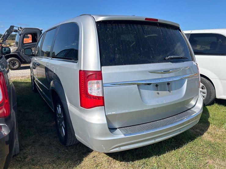2012-chrysler-town-and-country-image-6