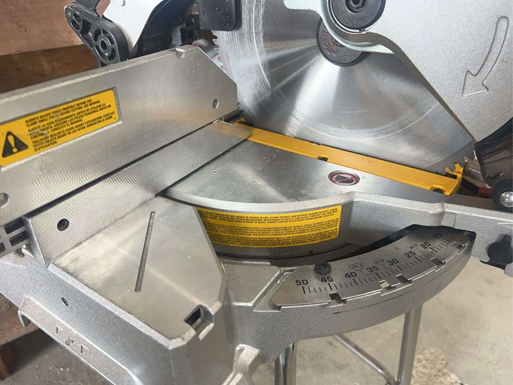 dewalt-12”-compound-miter-saw-(dws715)-image-7