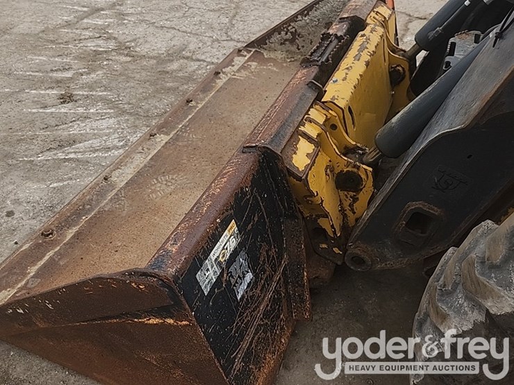 2018-deere-318g-image-12