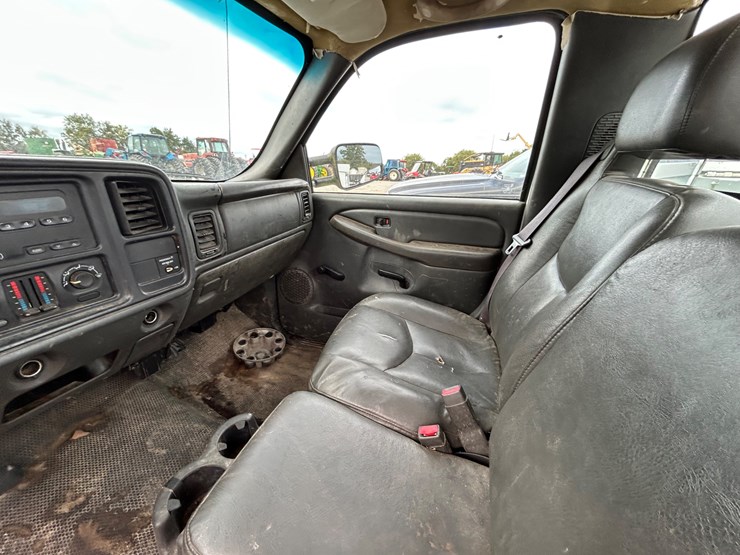 2004-gmc-sierra-2500-image-9