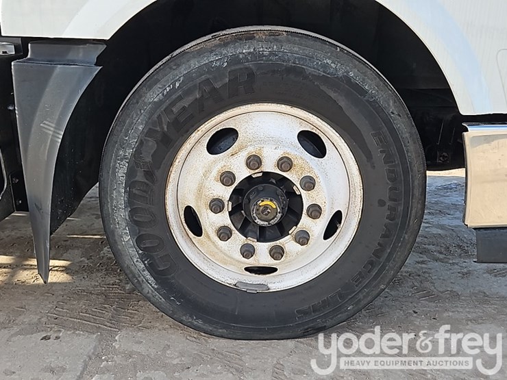 2018-volvo-10-image-8