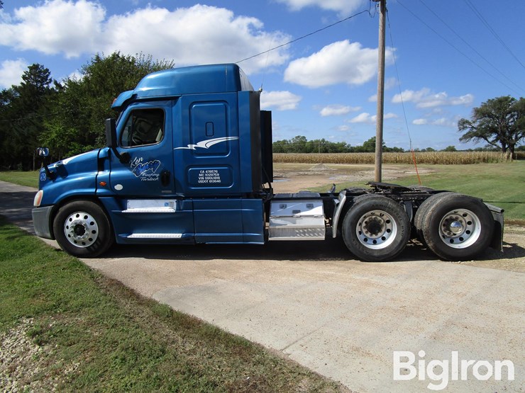 2016-freightliner-cascadia-125-image-8