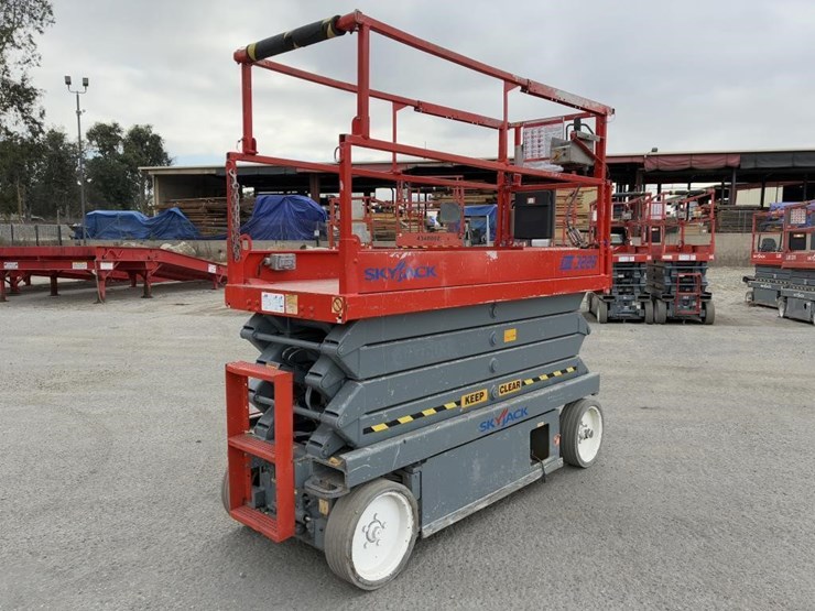 2005-skyjack-sj-3226-scissor-lift-image-3