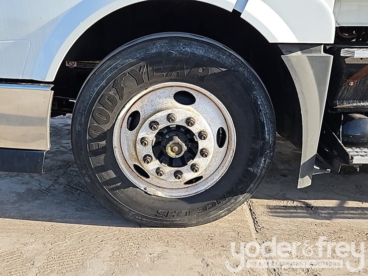 2018-volvo-10-image-19