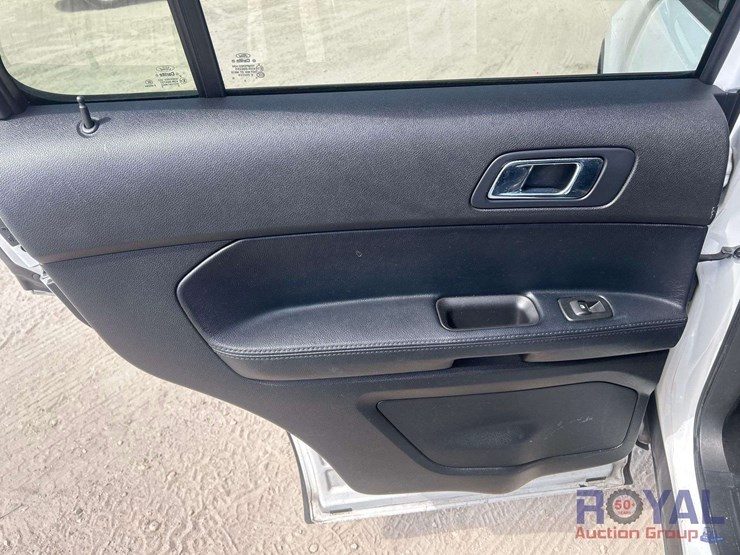 2016-ford-explorer-image-19