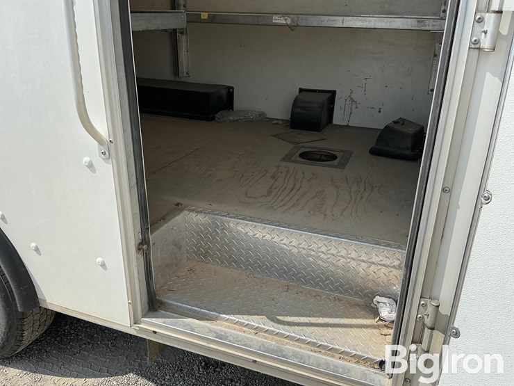 2019-chevrolet-express-3500-image-16