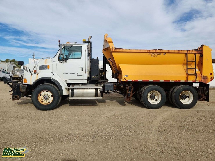 2009-sterling-lt8500-image-22