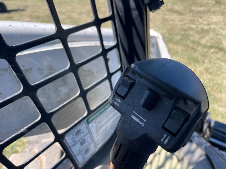 2012-bobcat-s750-image-30