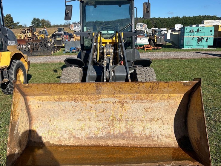 2019-deere-204l-image-2
