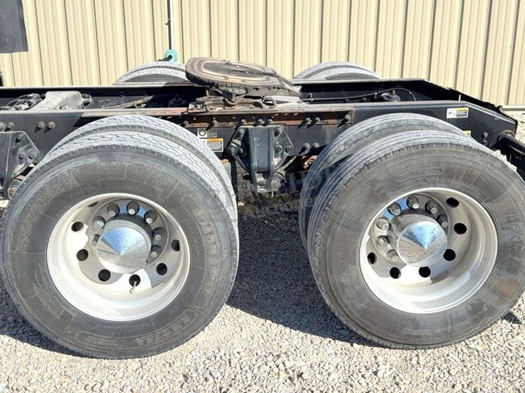 2017-peterbilt-579-image-86