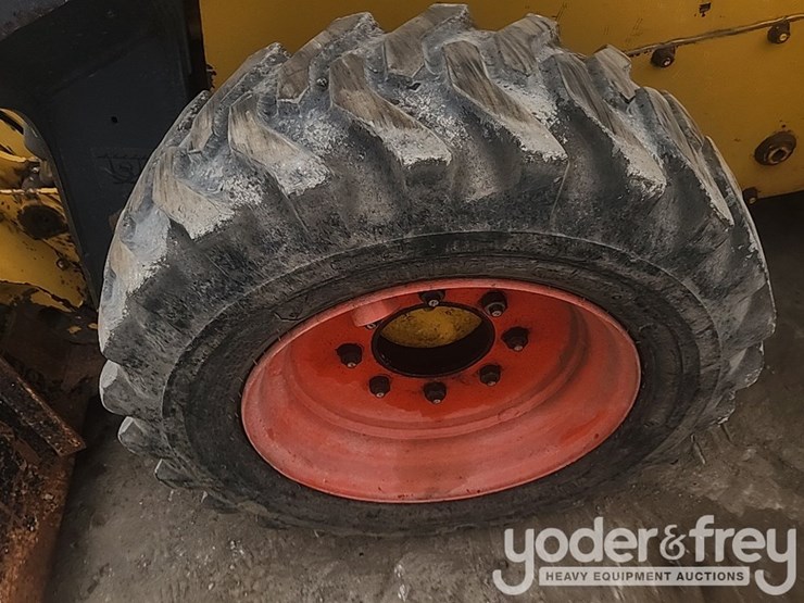 2018-deere-318g-image-11