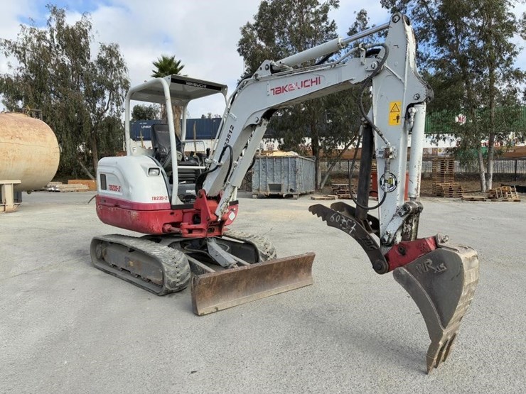 2018-takeuchi-tb253-2-excavator-image-2