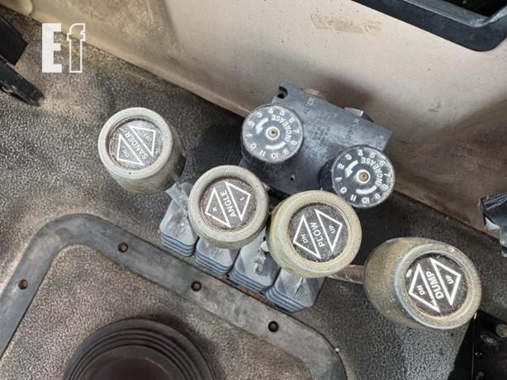 mack-granite-cv713-image-54