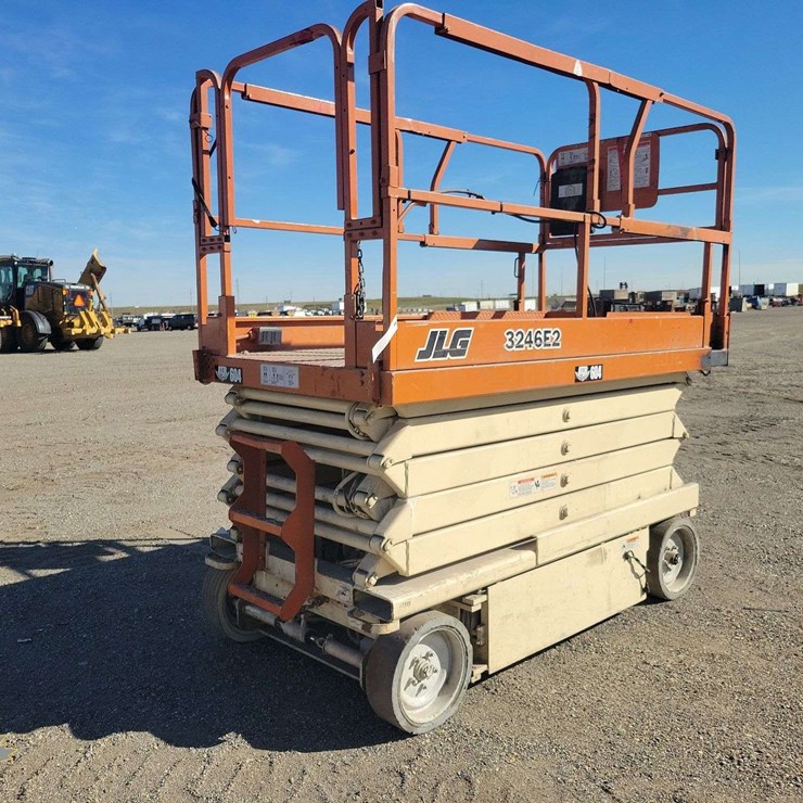 Electric Scissor lift Non-Operable 2000 JLG 3246-F2 700 LBS Scissor Lift