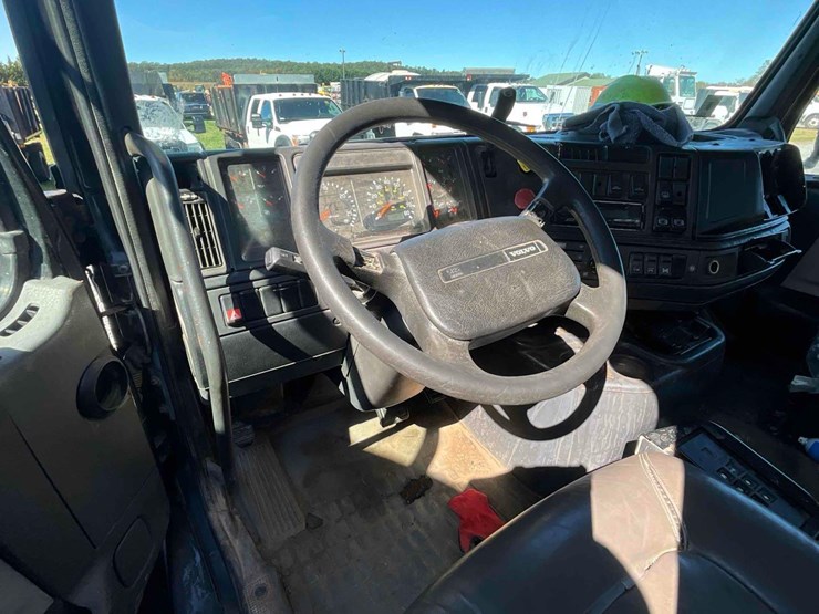 2002-volvo-tandem-axle-road-tractor-image-4