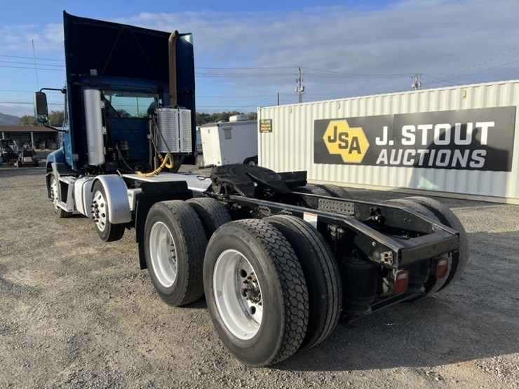 2017-mack-cxu613-tri-axle-truck-tractor-image-6