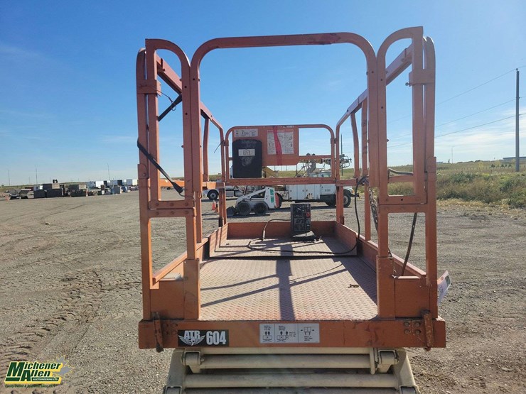 electric-scissor-lift-non-operable-2000-jlg-3246-f2-700-lbs-scissor-lift-image-14