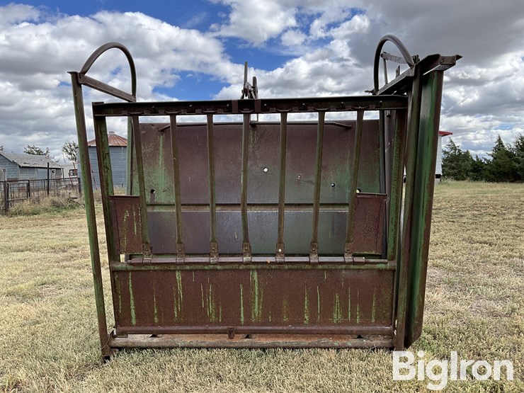 calf-cradle-squeeze-chute-image-4