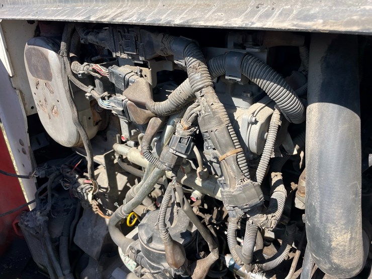 2012-bobcat-s750-image-17