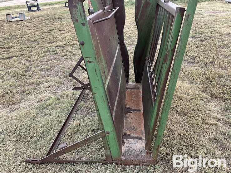 calf-cradle-squeeze-chute-image-15