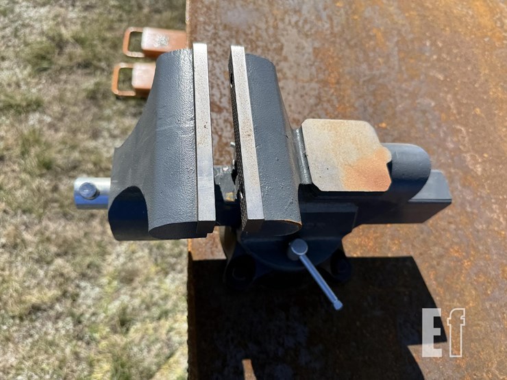 welding-table-w/-vice-image-8