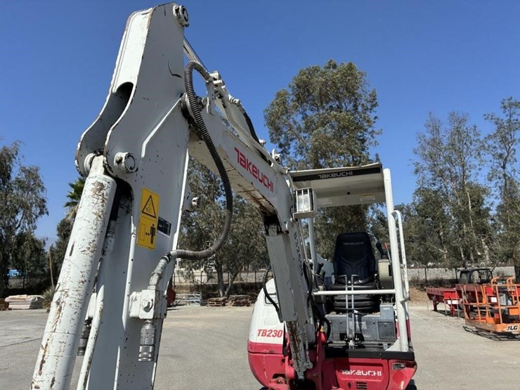 2017-takeuchi-tb230-image-8