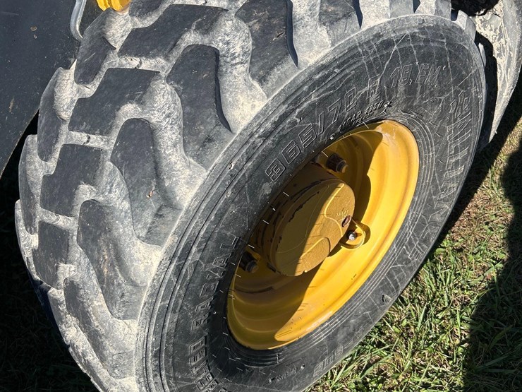 2011-deere-244j-image-8