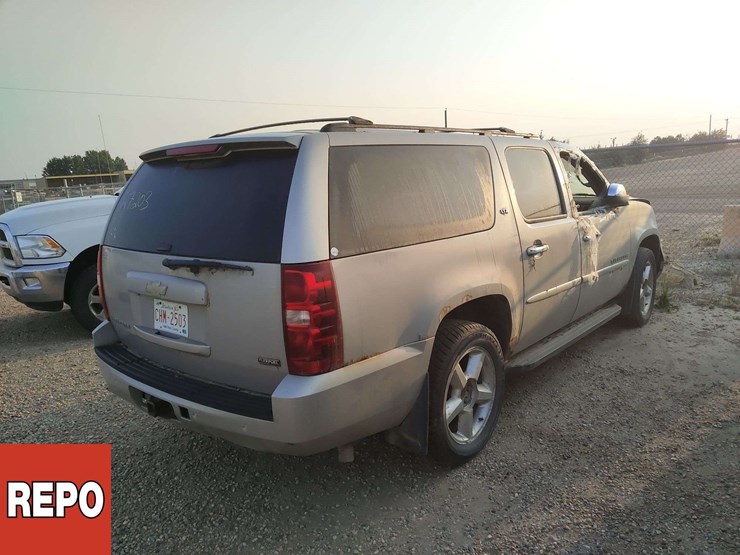 2008-chevrolet-suburban-image-3