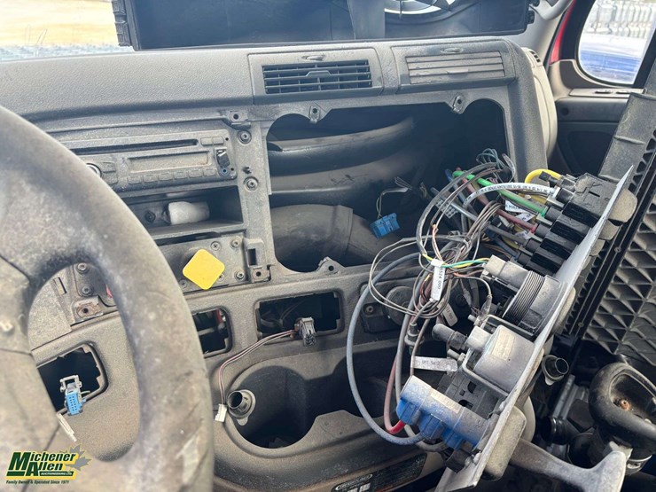 non-operable-2016-freightliner-cascadia-t/a-day-cab-tractor-image-13