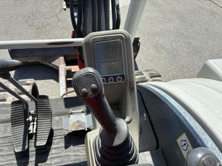 2017-takeuchi-tb240-image-25