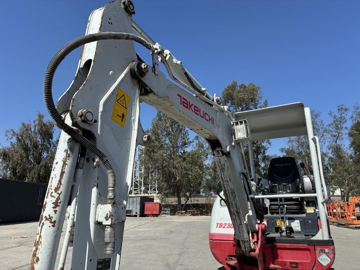 2016-takeuchi-tb230-image-8