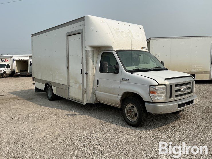 2021-ford-e350-image-3