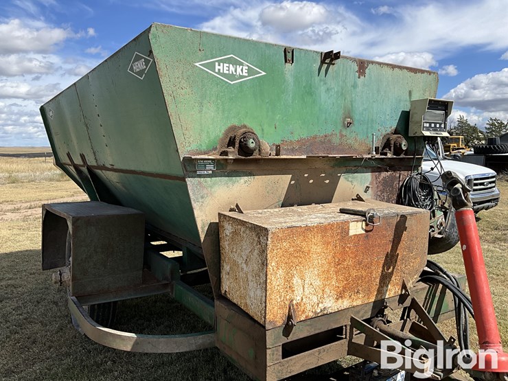 henke-b240-feeder-wagon-image-16