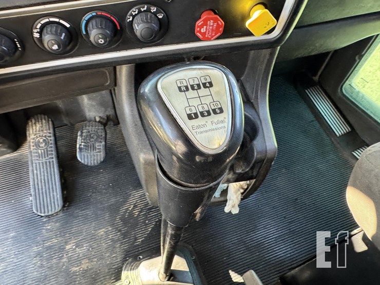 2011-kenworth-t800-image-32