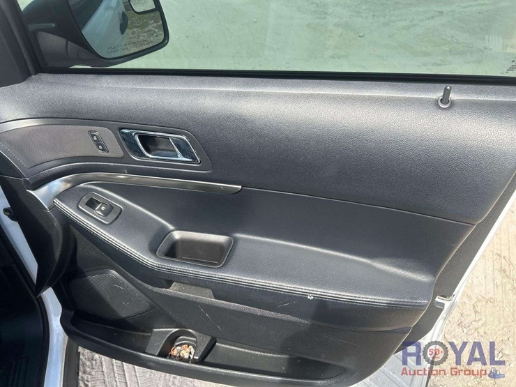 2016-ford-explorer-image-25