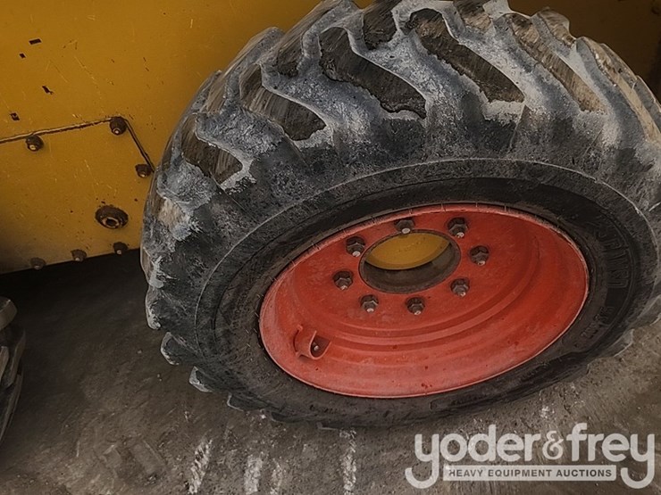 2018-deere-318g-image-10