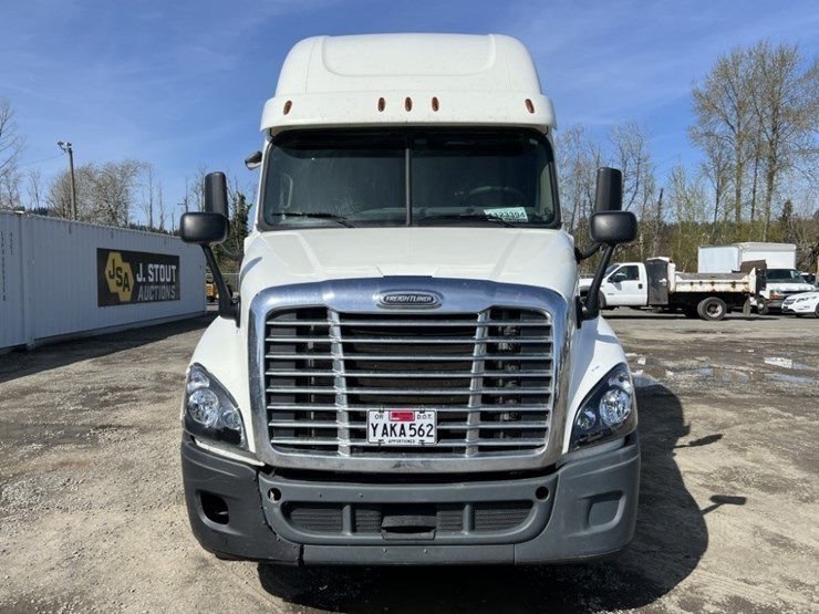 2016-freightliner-t/a-sleeper-truck-tractor-image-8