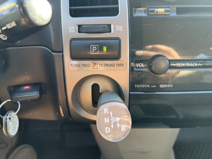 2005-toyota-prius-hybrid-sedan-image-29