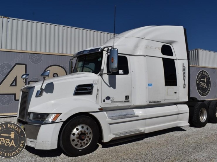 2020-western-star-5700xe-image-1