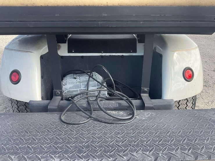 club-car-electric-golf-cart.-image-12