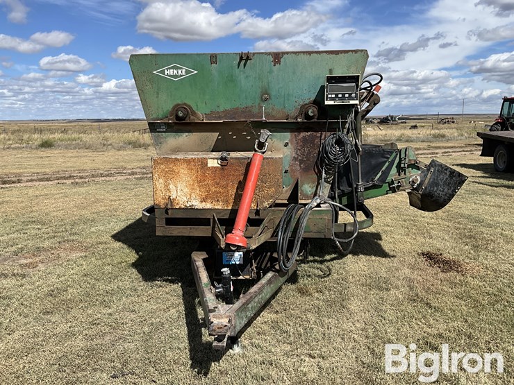 henke-b240-feeder-wagon-image-2