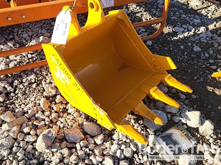 2025-caterpillar-305-image-2