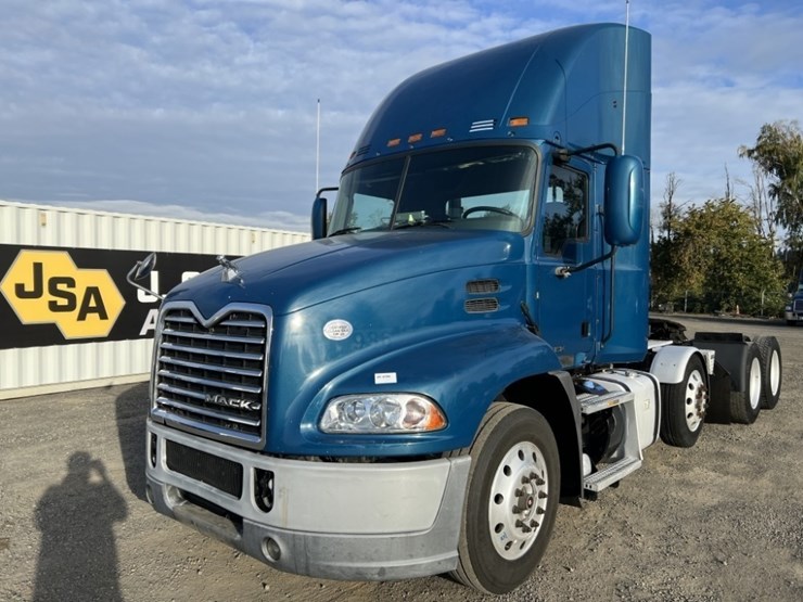 2017-mack-cxu613-tri-axle-truck-tractor-image-1