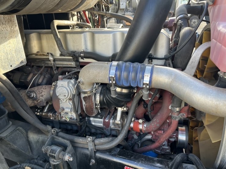 2017-mack-cxu613-tri-axle-truck-tractor-image-30