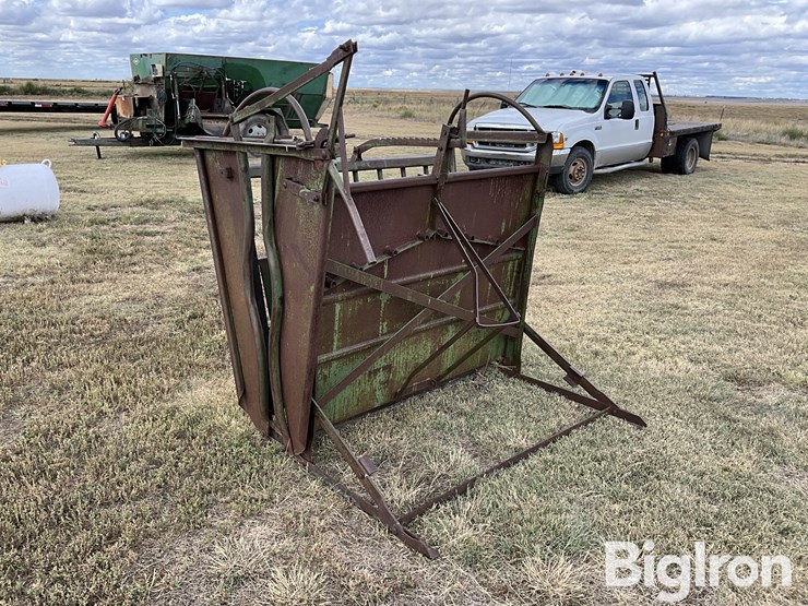 calf-cradle-squeeze-chute-image-1