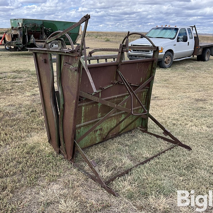 Calf Cradle Squeeze Chute