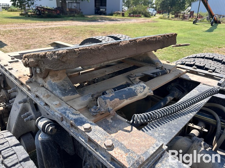 2001-freightliner-fld120-image-19