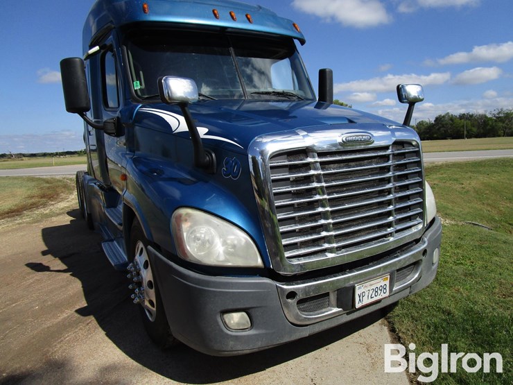 2016-freightliner-cascadia-125-image-18