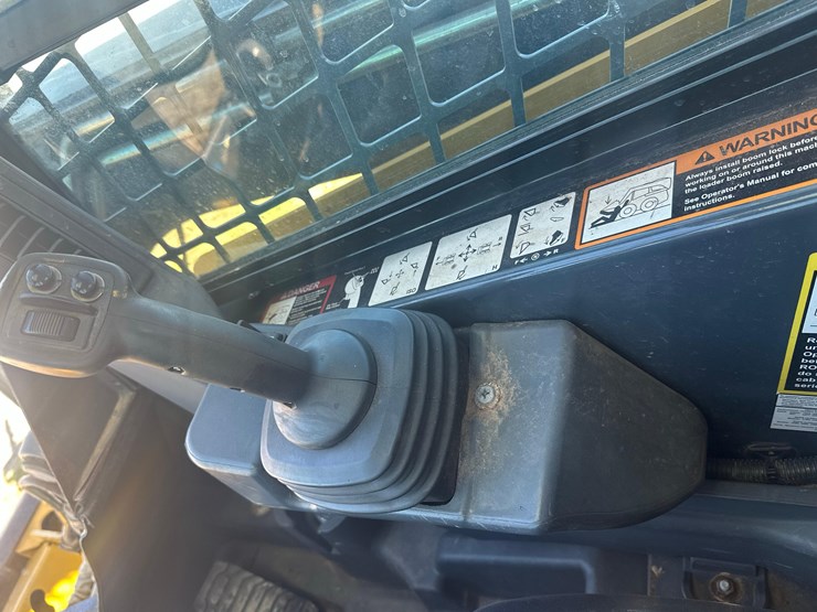 2016-deere-326e-image-15
